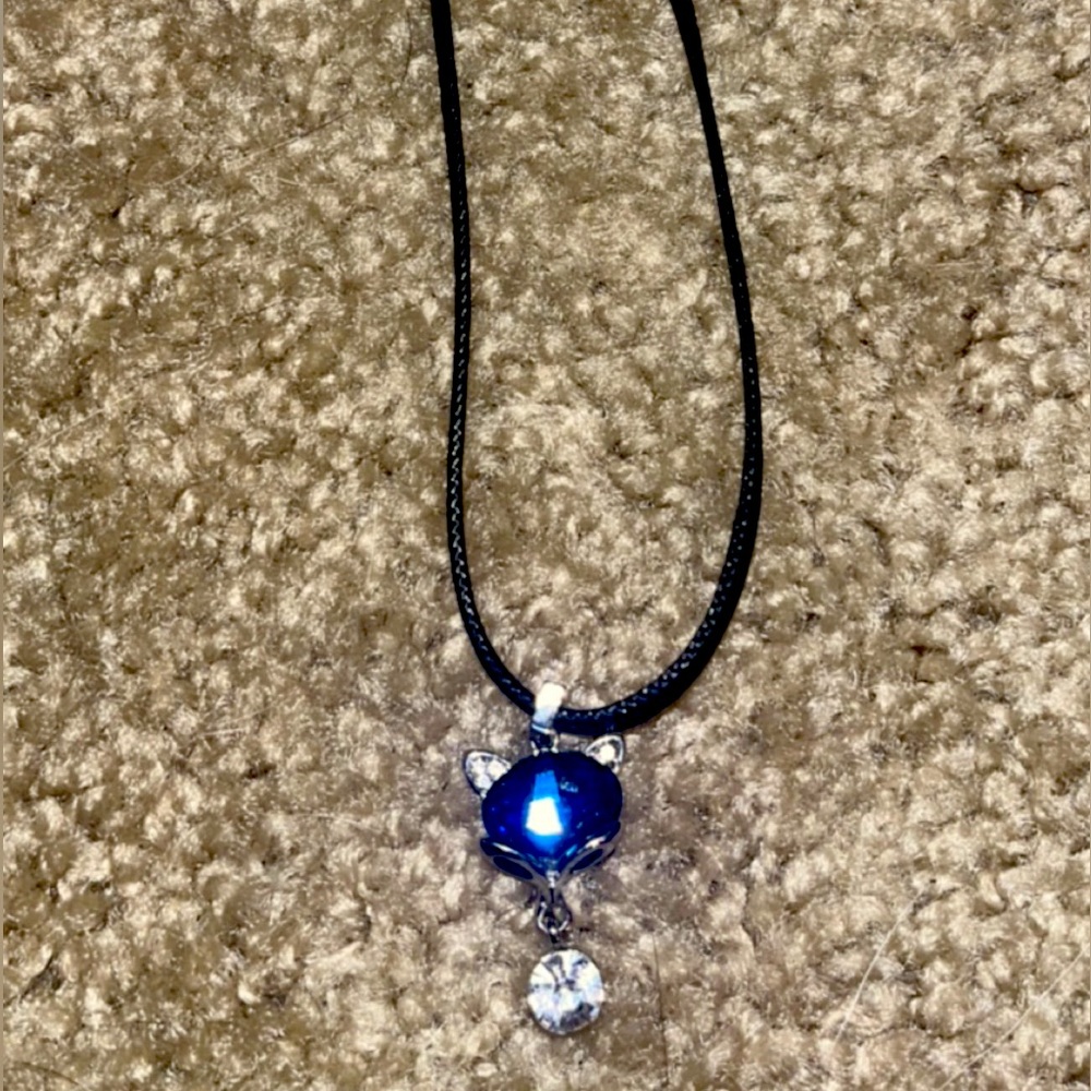 Cute cat head shaped choker with a lil jewel.